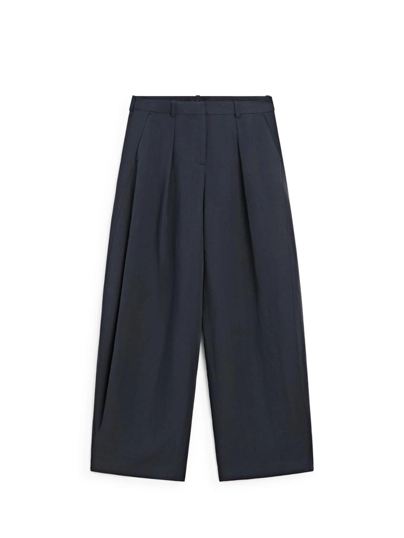 Брюки с плиссированными деталями из плавной ткани