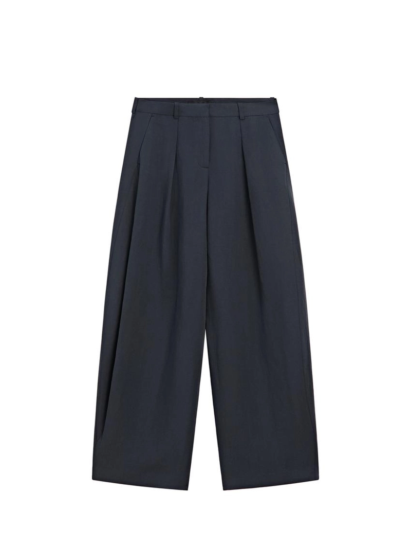 Брюки с плиссированными деталями из плавной ткани