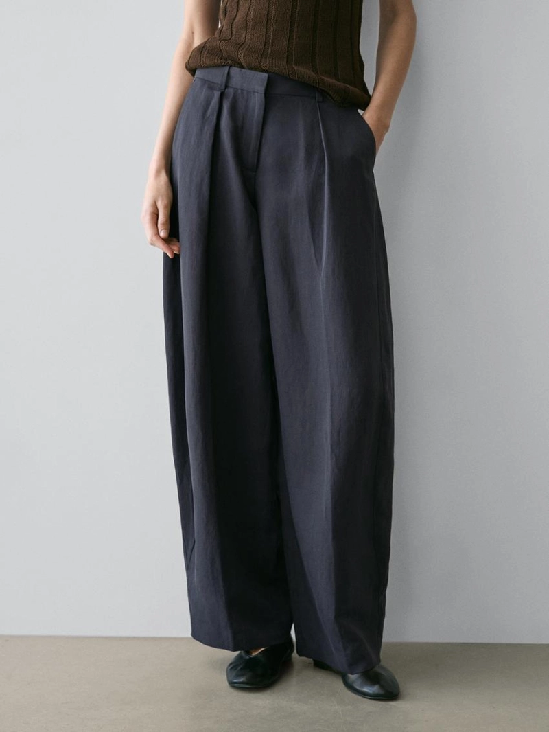 Брюки с плиссированными деталями из плавной ткани