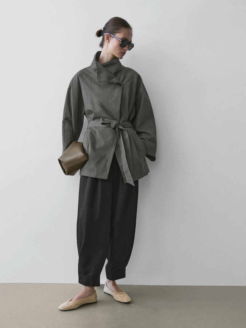 Короткое тренчкот из хлопково-синтетической смеси с поясом