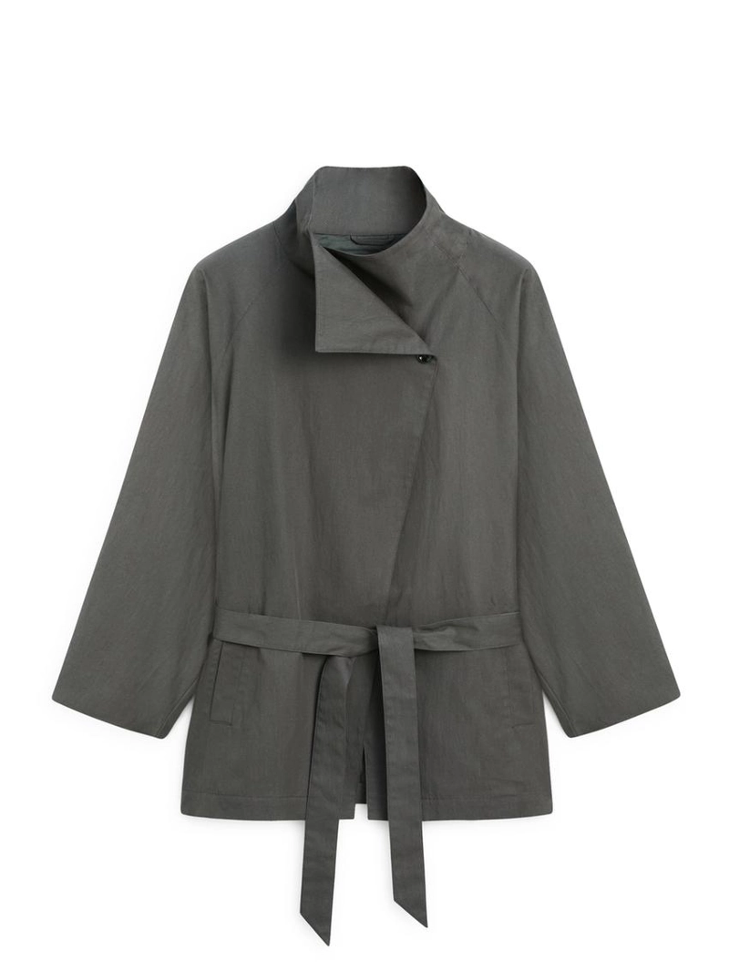 Короткое тренчкот из хлопково-синтетической смеси с поясом