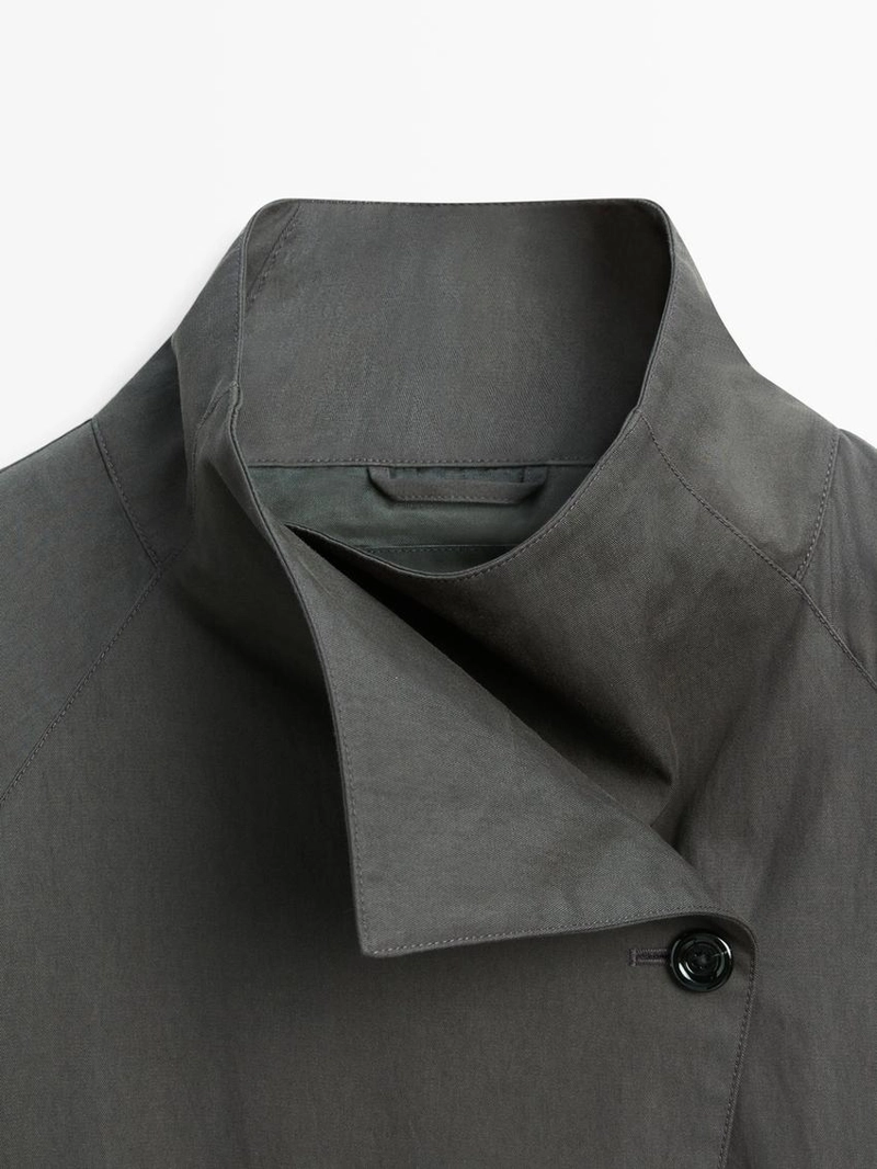 Короткое тренчкот из хлопково-синтетической смеси с поясом