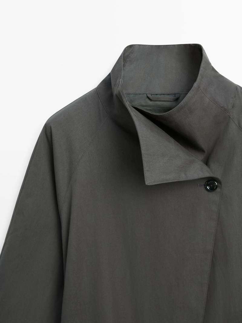 Короткое тренчкот из хлопково-синтетической смеси с поясом