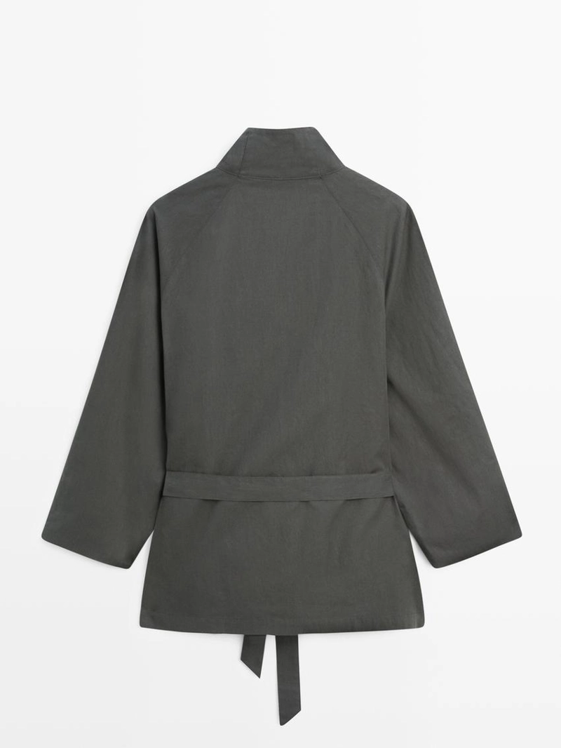 Короткое тренчкот из хлопково-синтетической смеси с поясом