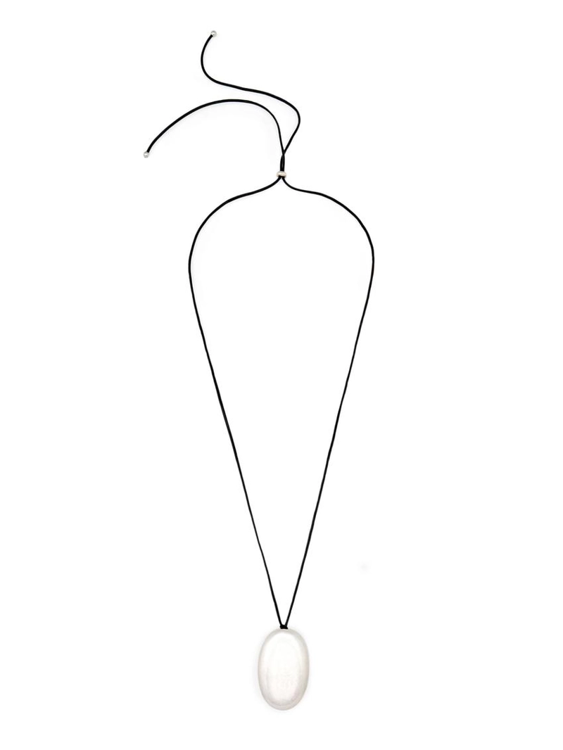 Колье из кожаного шнура с металлическим элементом