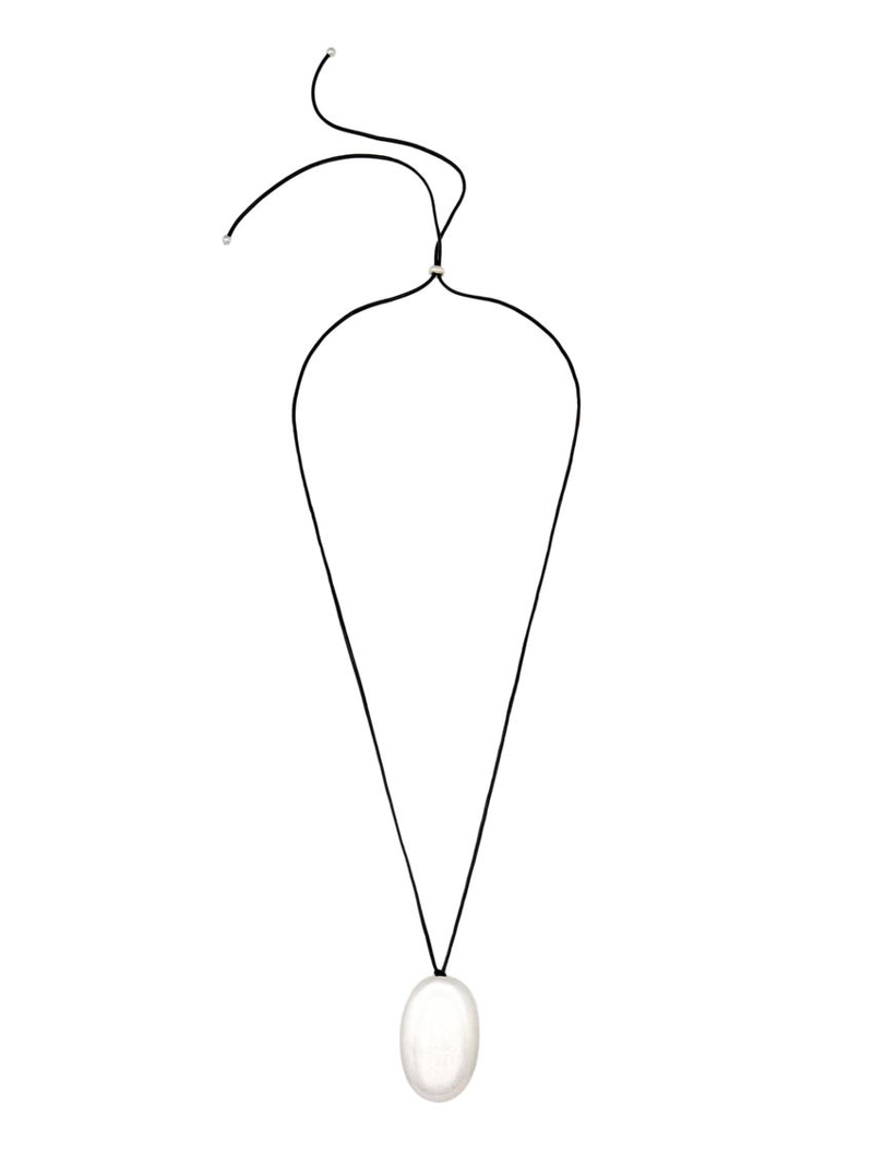 Колье из кожаного шнура с металлическим элементом