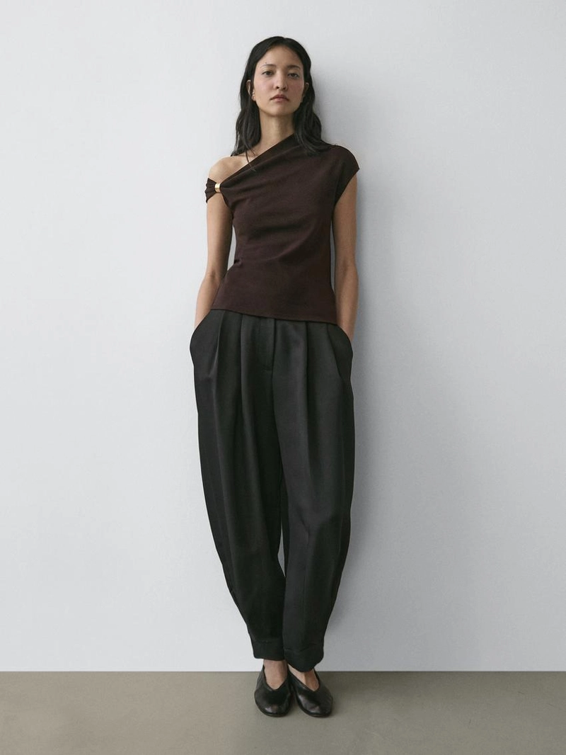 Топ с асимметричным вырезом и деталью броши