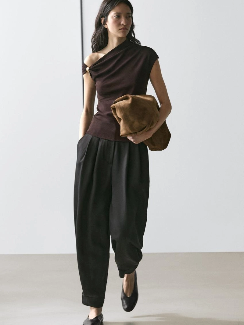 Топ с асимметричным вырезом и деталью броши