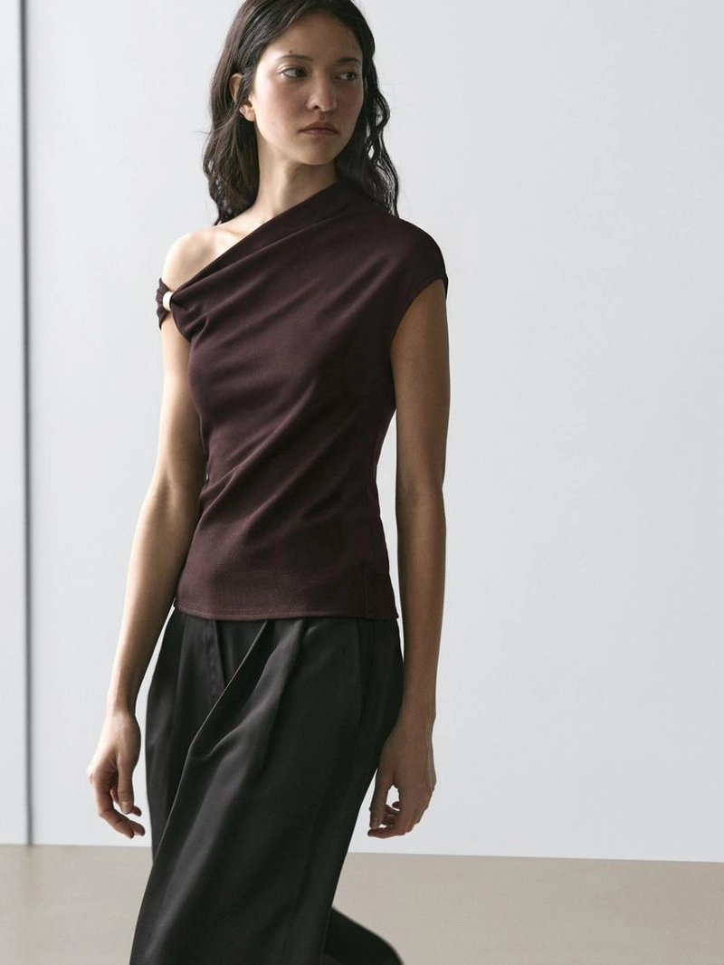 Топ с асимметричным вырезом и деталью броши