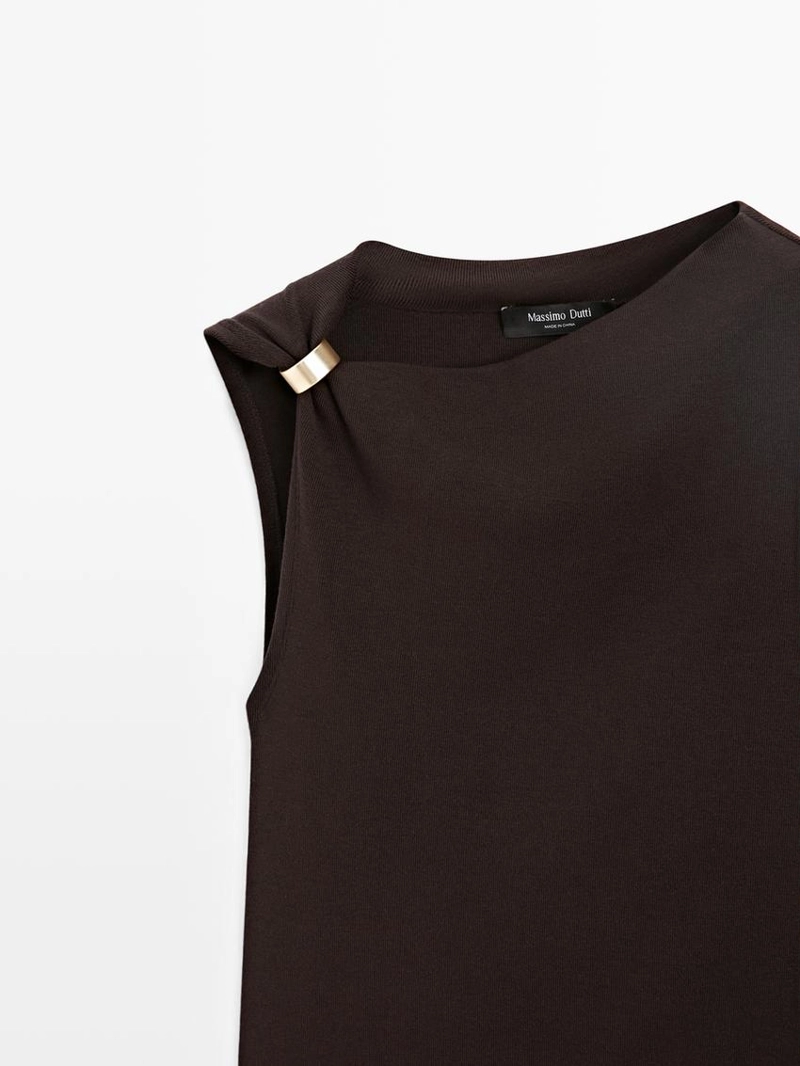 Топ с асимметричным вырезом и деталью броши