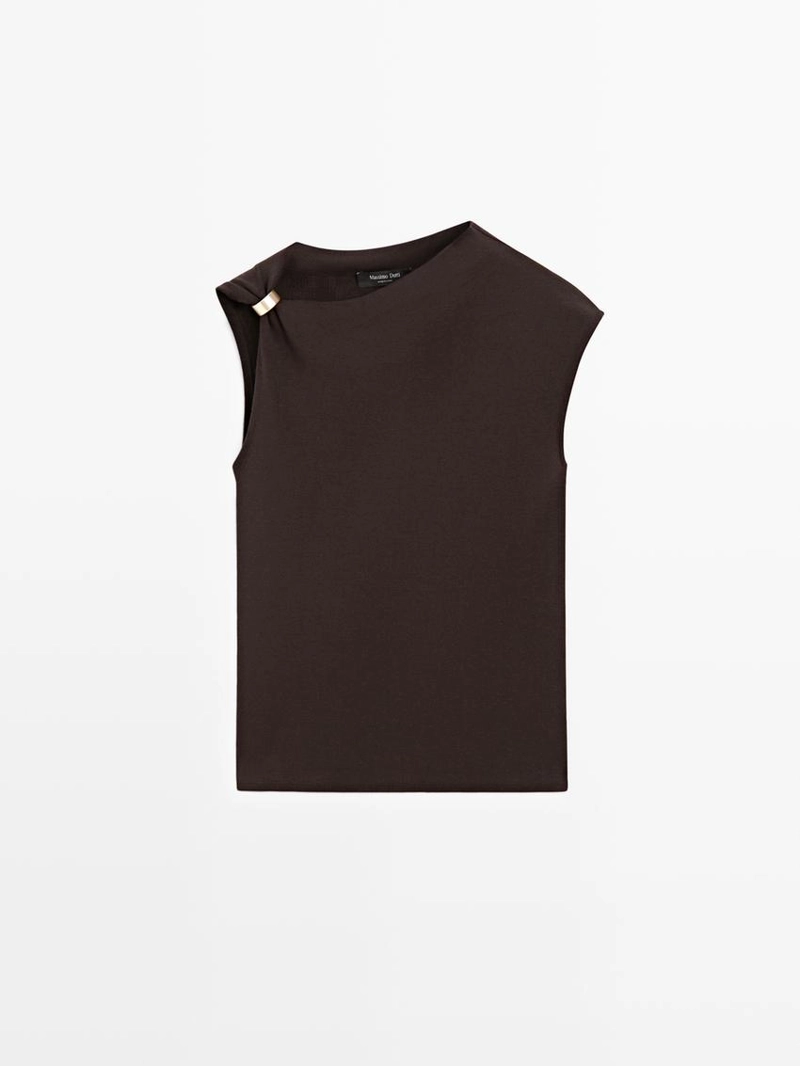 Топ с асимметричным вырезом и деталью броши