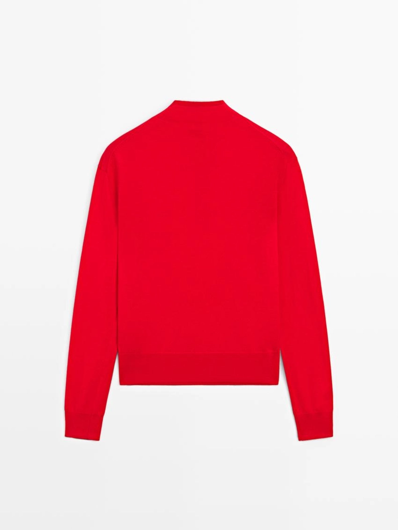 Вязанный свитер с отложным воротником и пуговицами