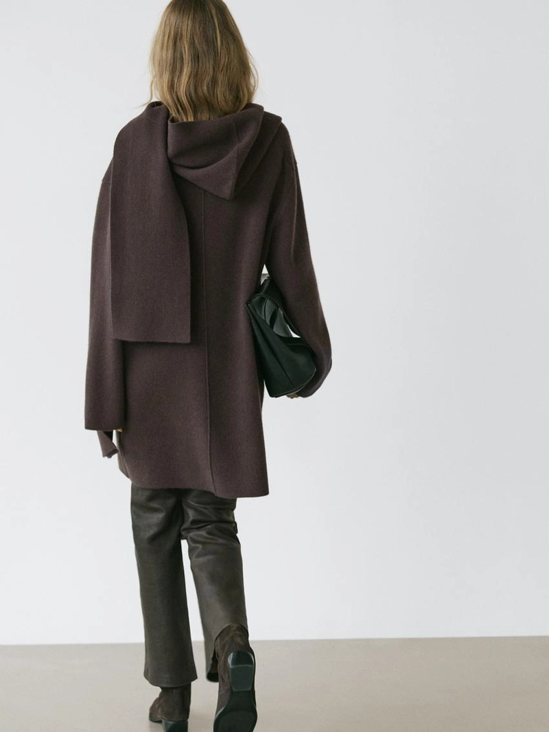 Пальто с длинным капюшоном и съемным шарфом