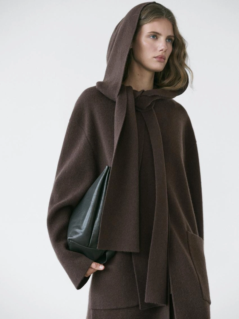 Пальто с длинным капюшоном и съемным шарфом