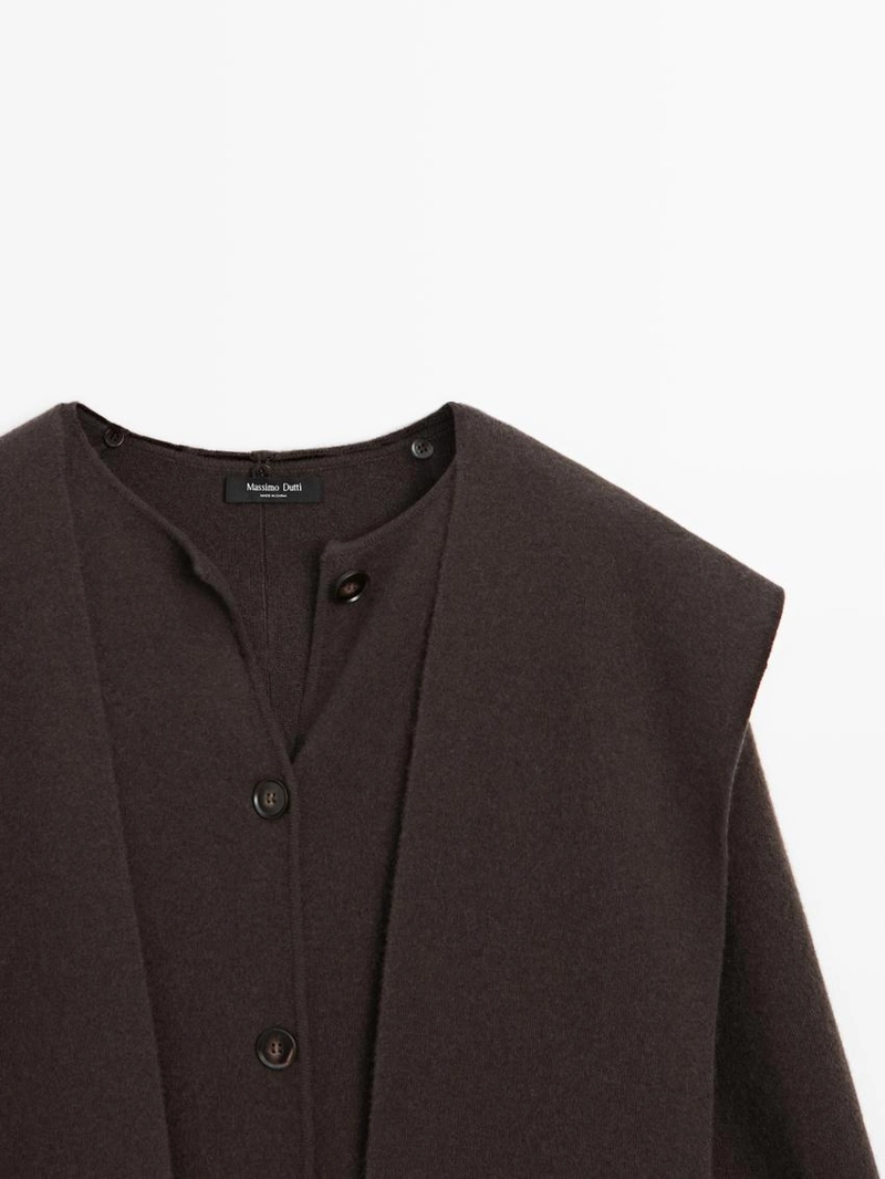 Пальто с длинным капюшоном и съемным шарфом