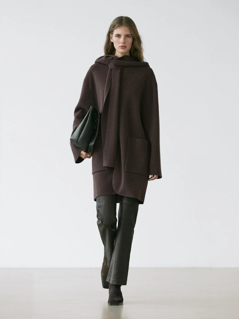 Пальто с длинным капюшоном и съемным шарфом