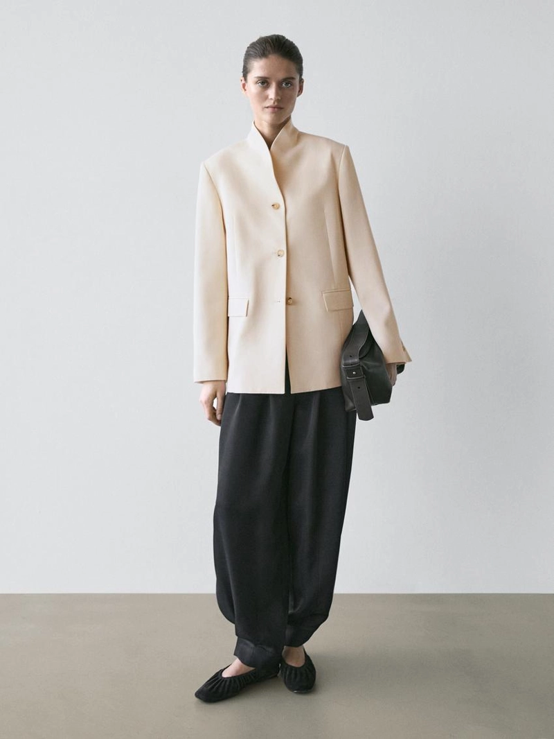 Тройка из атласа с высоким воротником