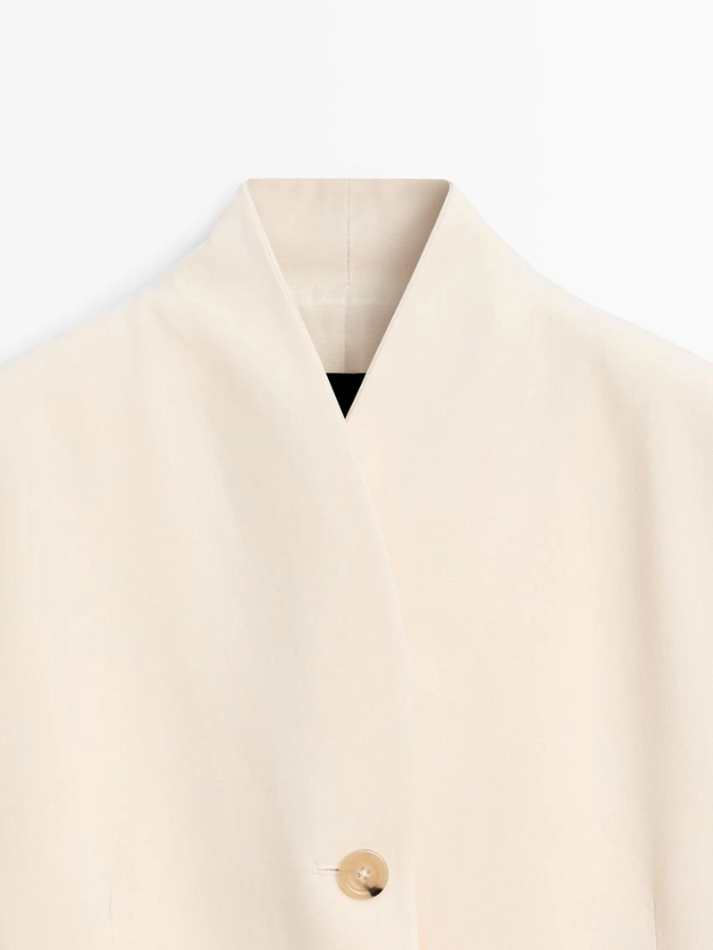 Тройка из атласа с высоким воротником