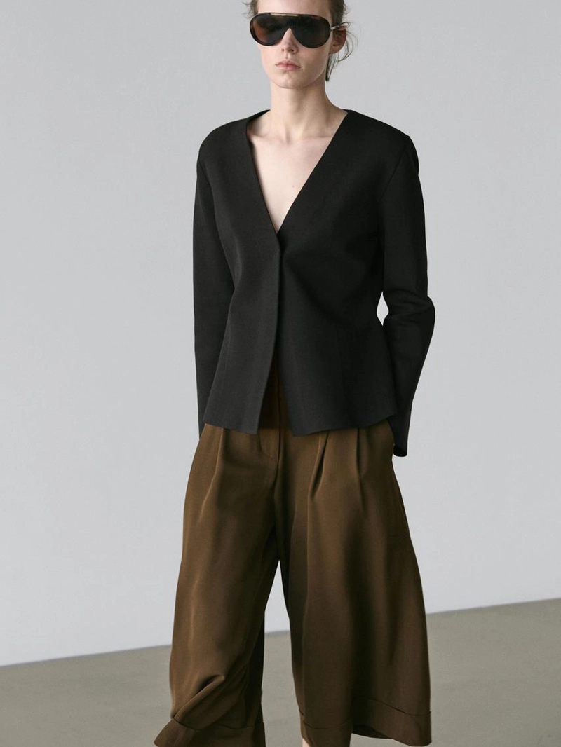 Пиджак с v-образным вырезом и деталями на застежке
