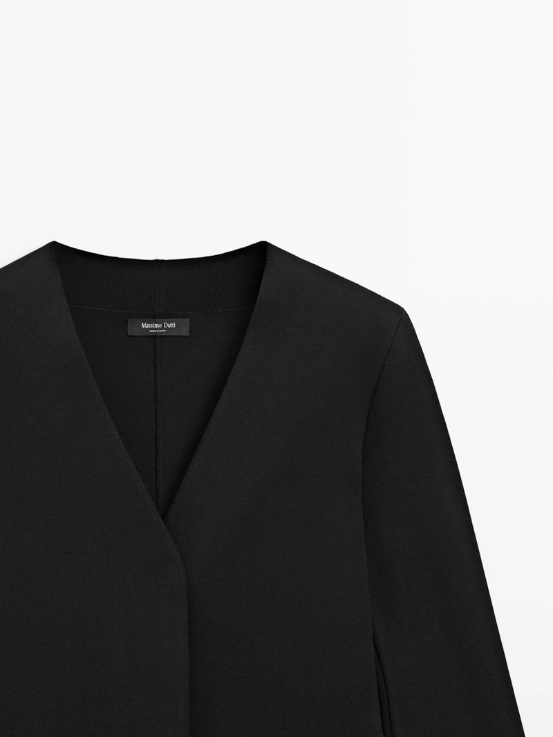 Пиджак с v-образным вырезом и деталями на застежке