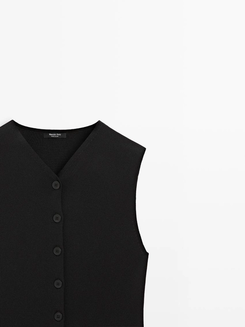 Жилет в форме буквы v с деталями на пуговицах