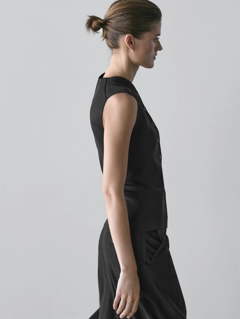 Жилет в форме буквы v с деталями на пуговицах