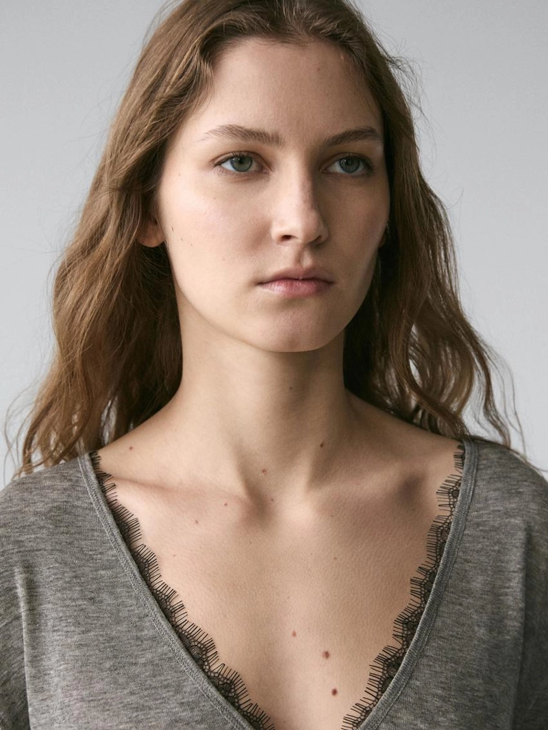 Футболка с v-образным вырезом и деталями из кружева