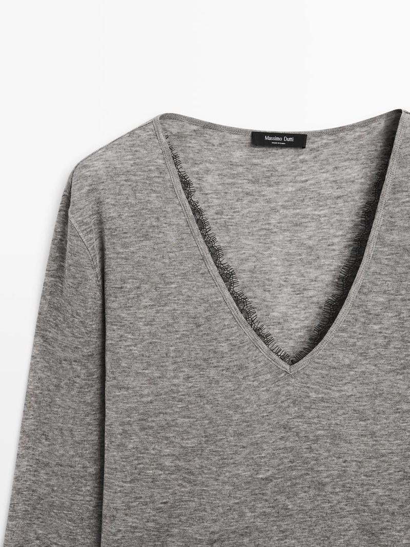 Футболка с v-образным вырезом и деталями из кружева