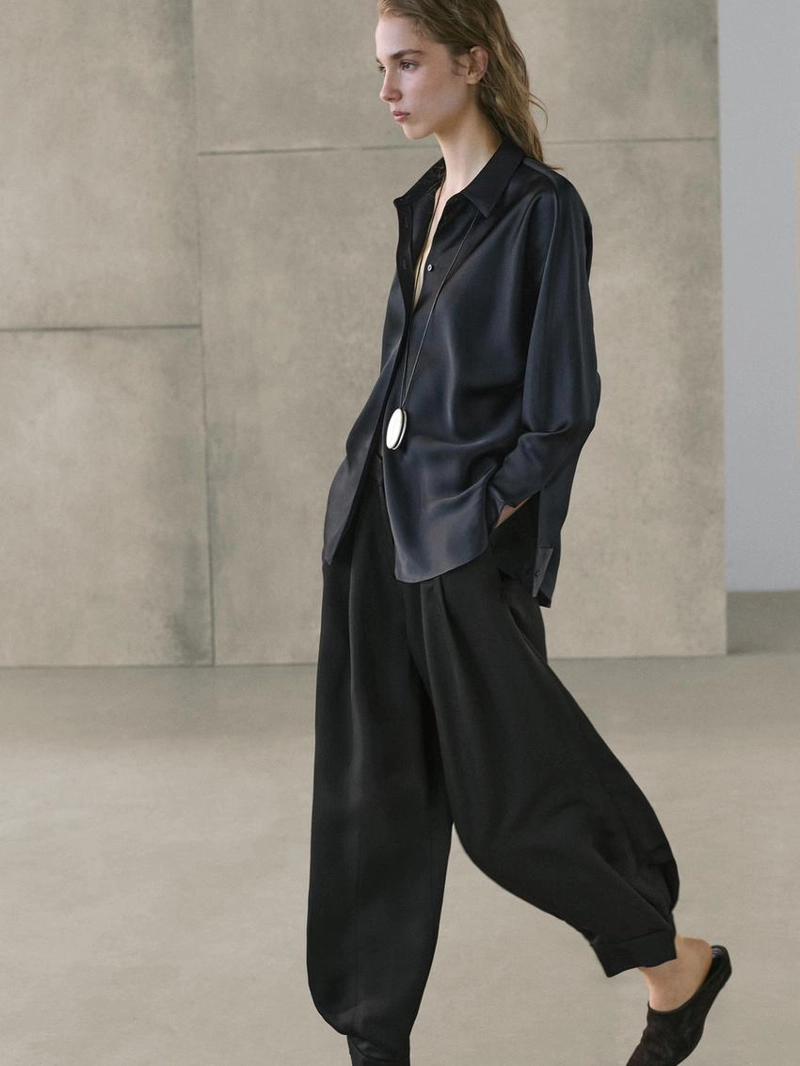 Рубашка из шелковистой атласной ткани