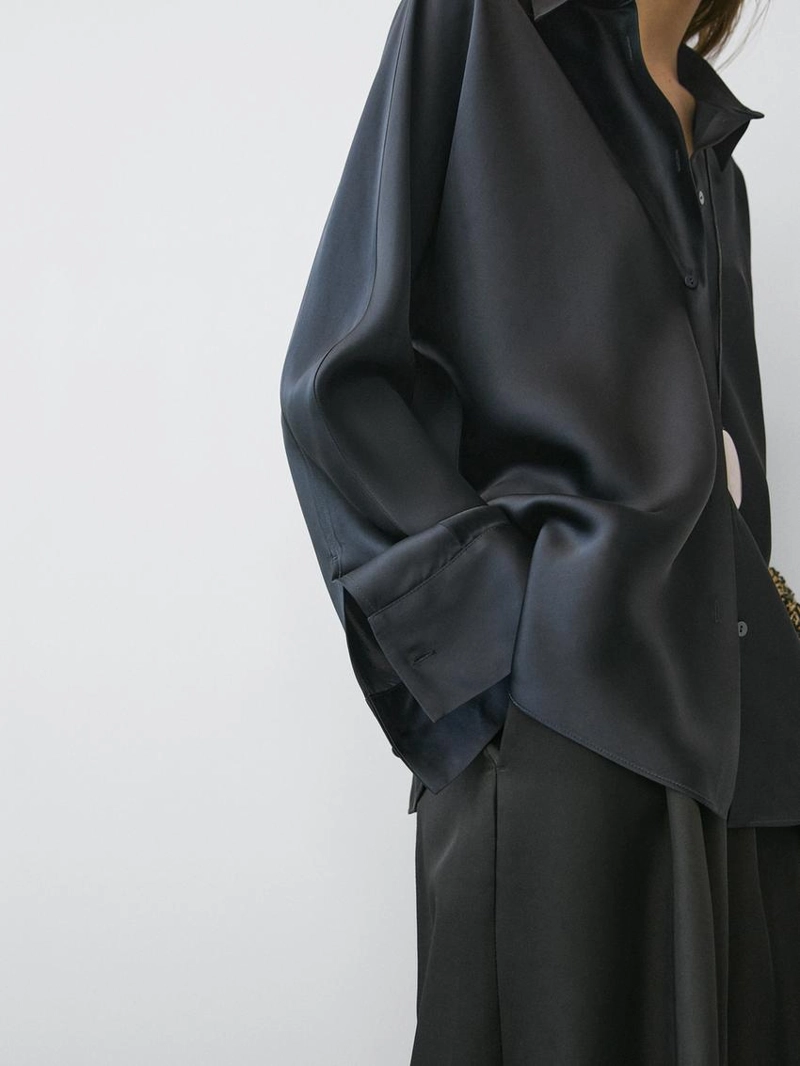 Рубашка из шелковистой атласной ткани