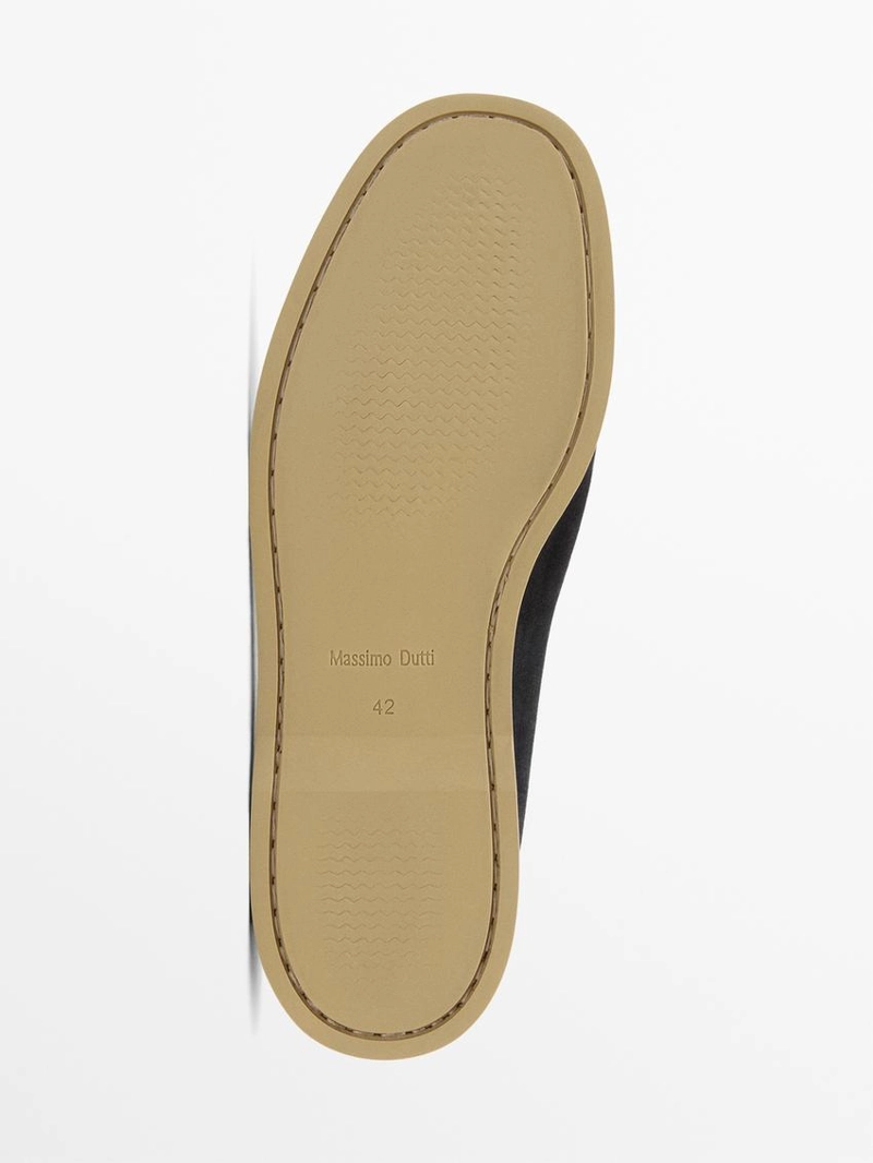 Мягкие мокасины из разделанной кожи