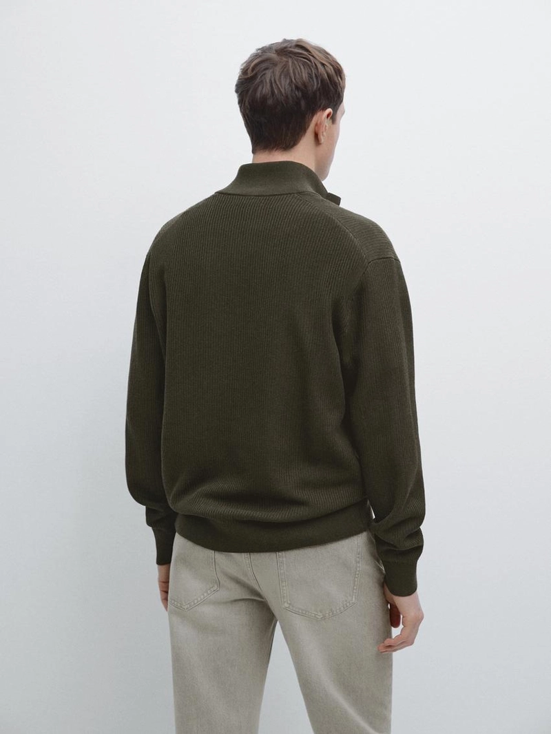 Вязанный свитер с высоким воротником и v-образным вырезом