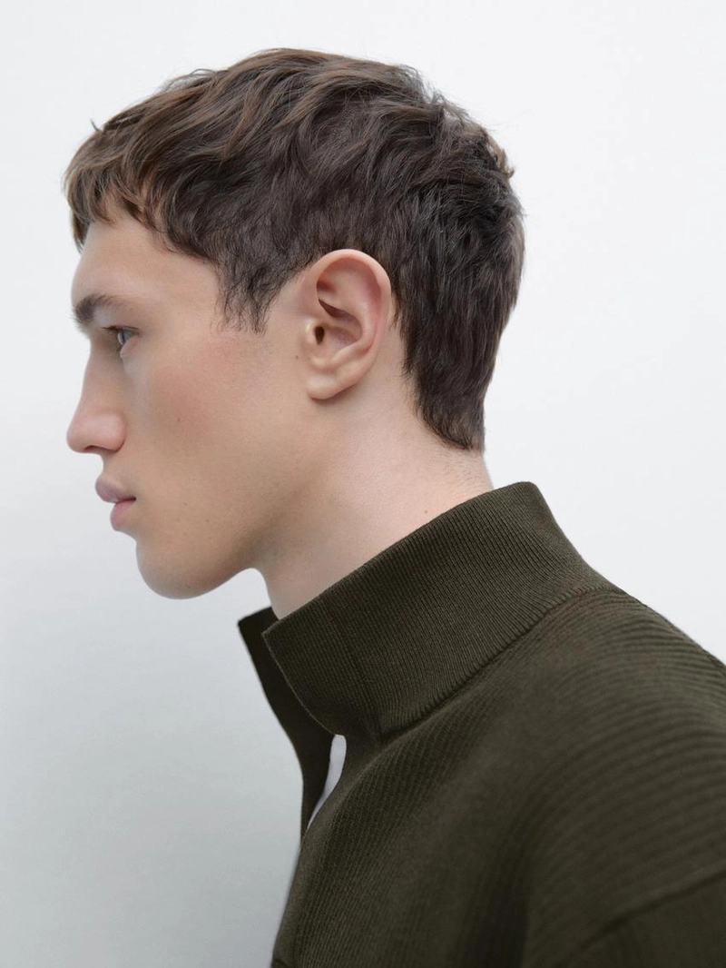 Вязанный свитер с высоким воротником и v-образным вырезом