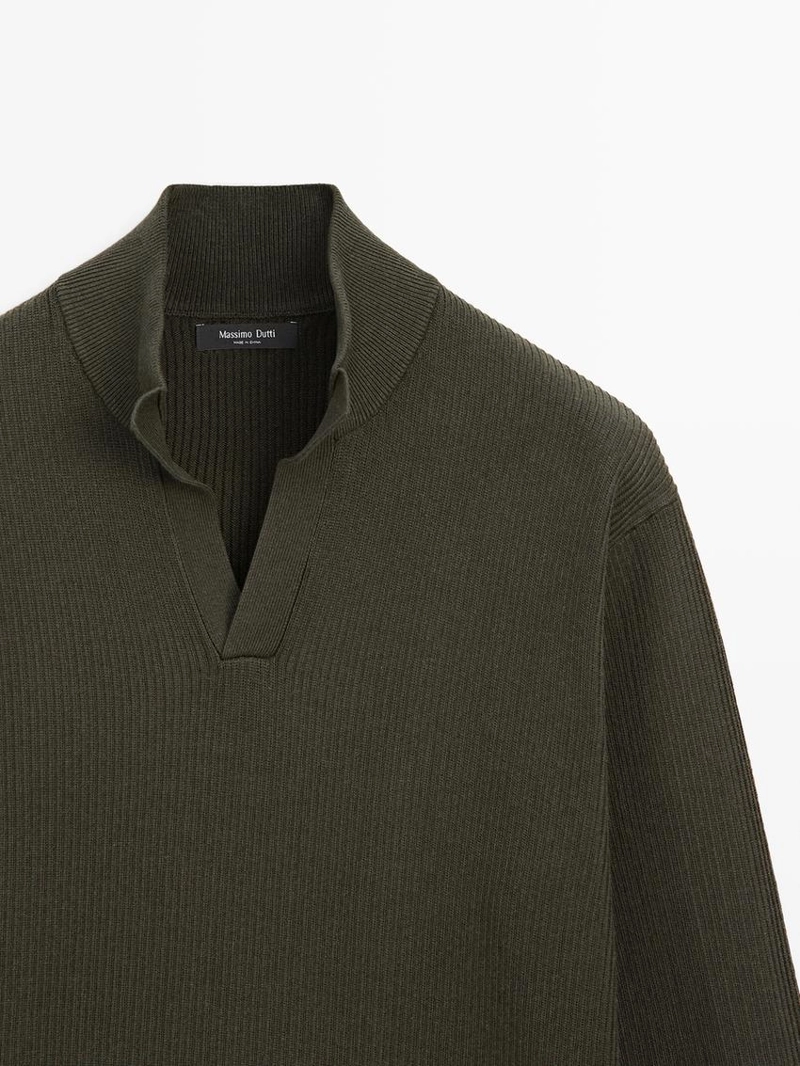 Вязанный свитер с высоким воротником и v-образным вырезом