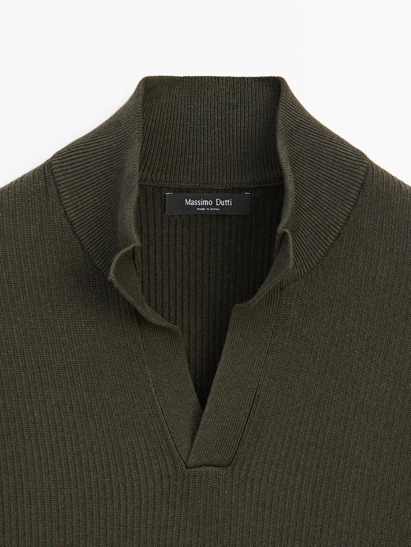 Вязанный свитер с высоким воротником и v-образным вырезом