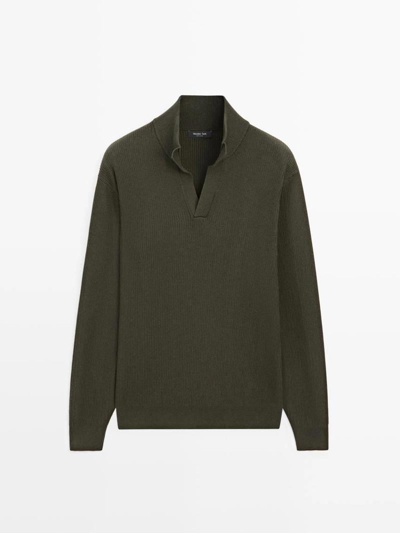 Вязанный свитер с высоким воротником и v-образным вырезом