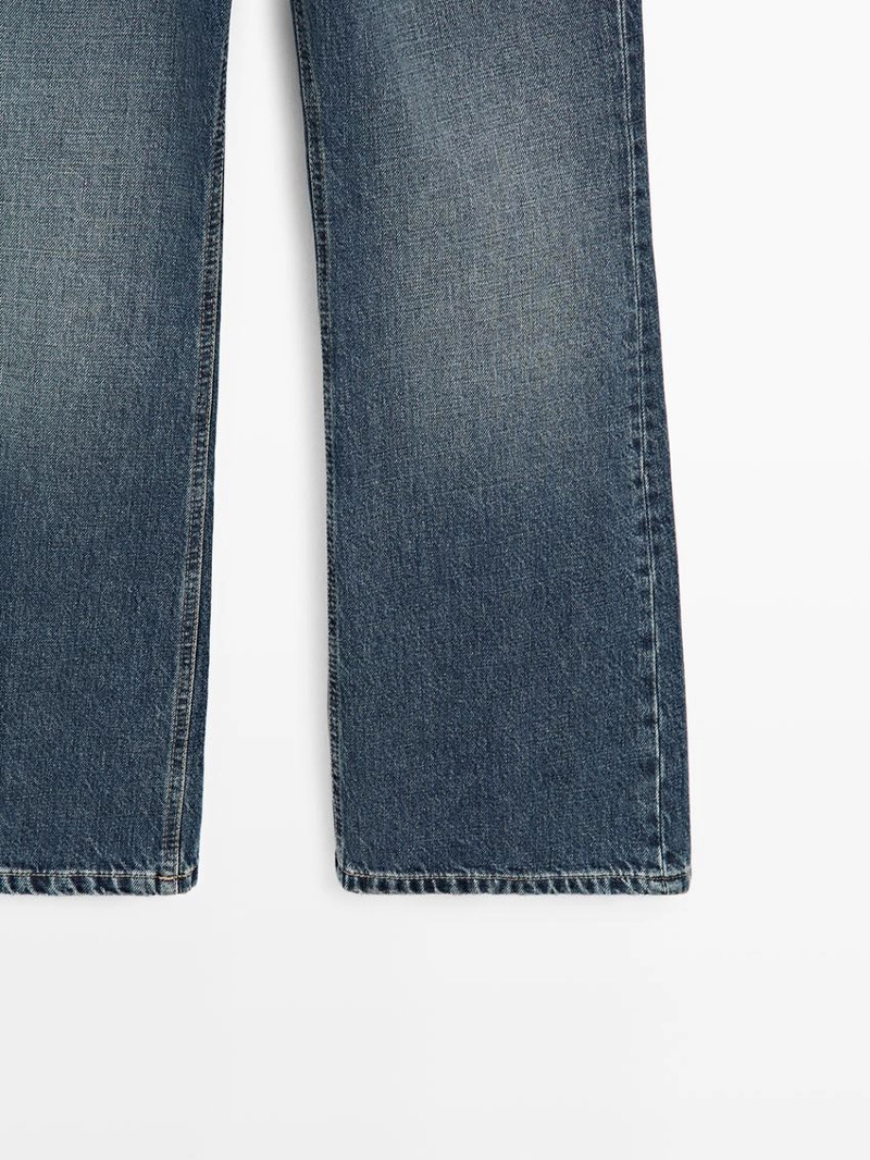 Джинсы синего цвета со средней посадкой и расклешенными штанинами