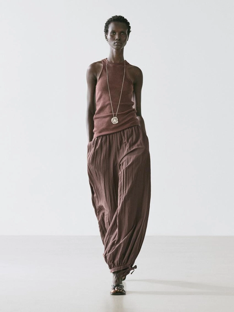 Потоковые зауженные брюки