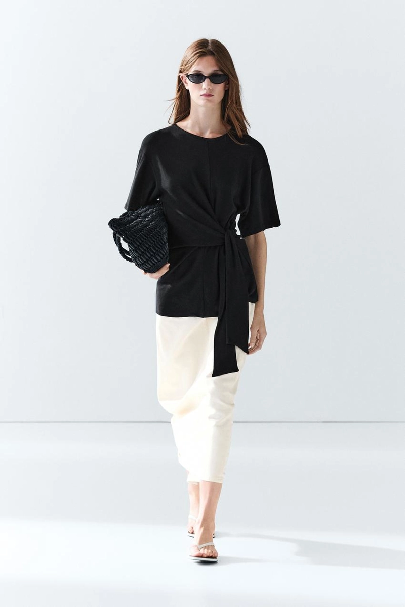 Футболка с короткими рукавами и декоративным узлом