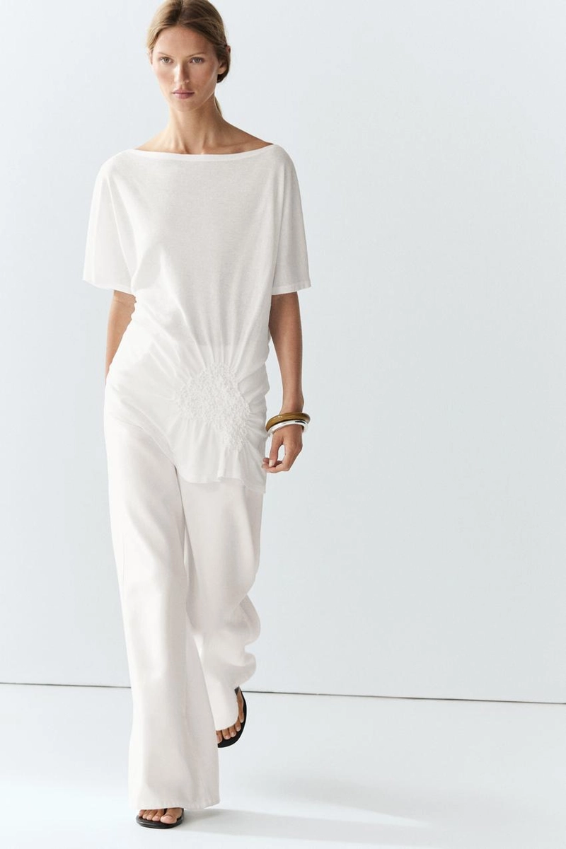Асимметричная блузка с вышивкой