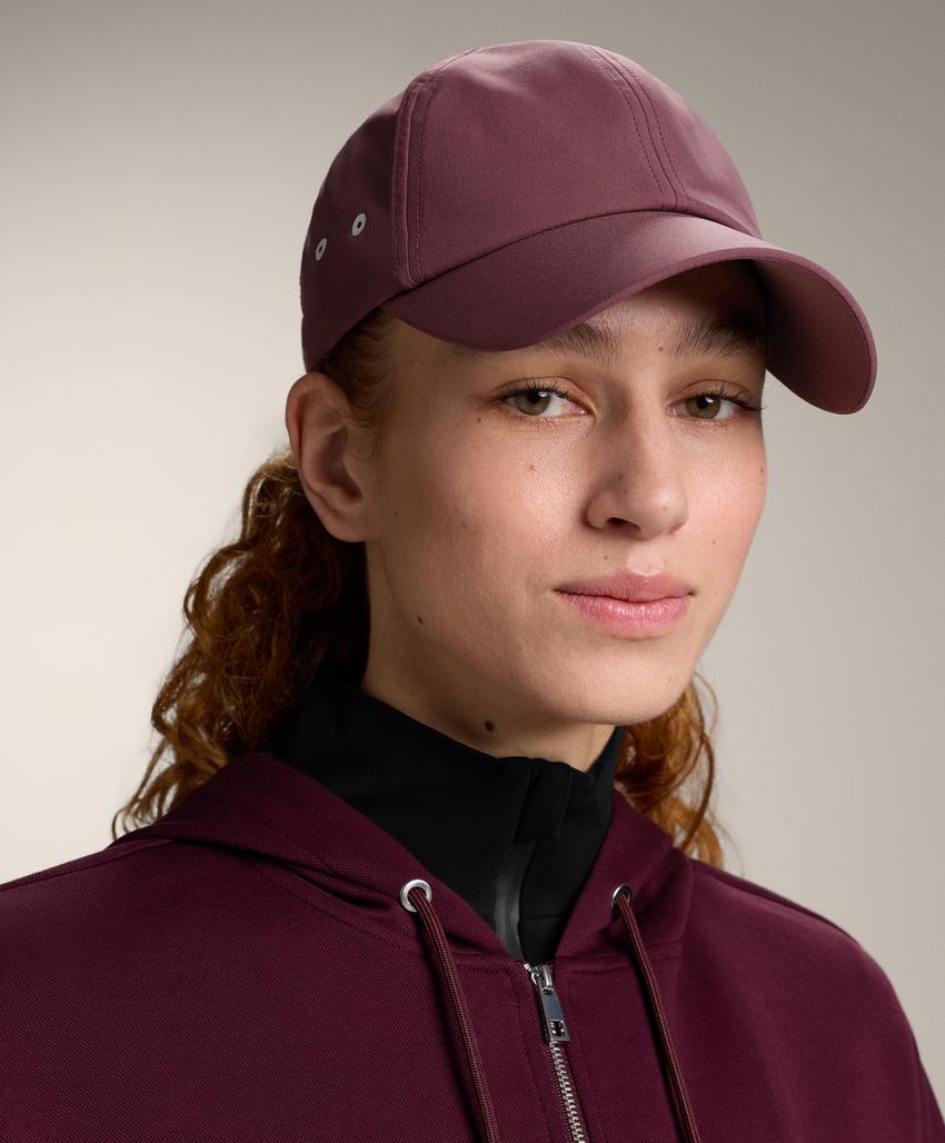 Спортивная кепка с логотипом