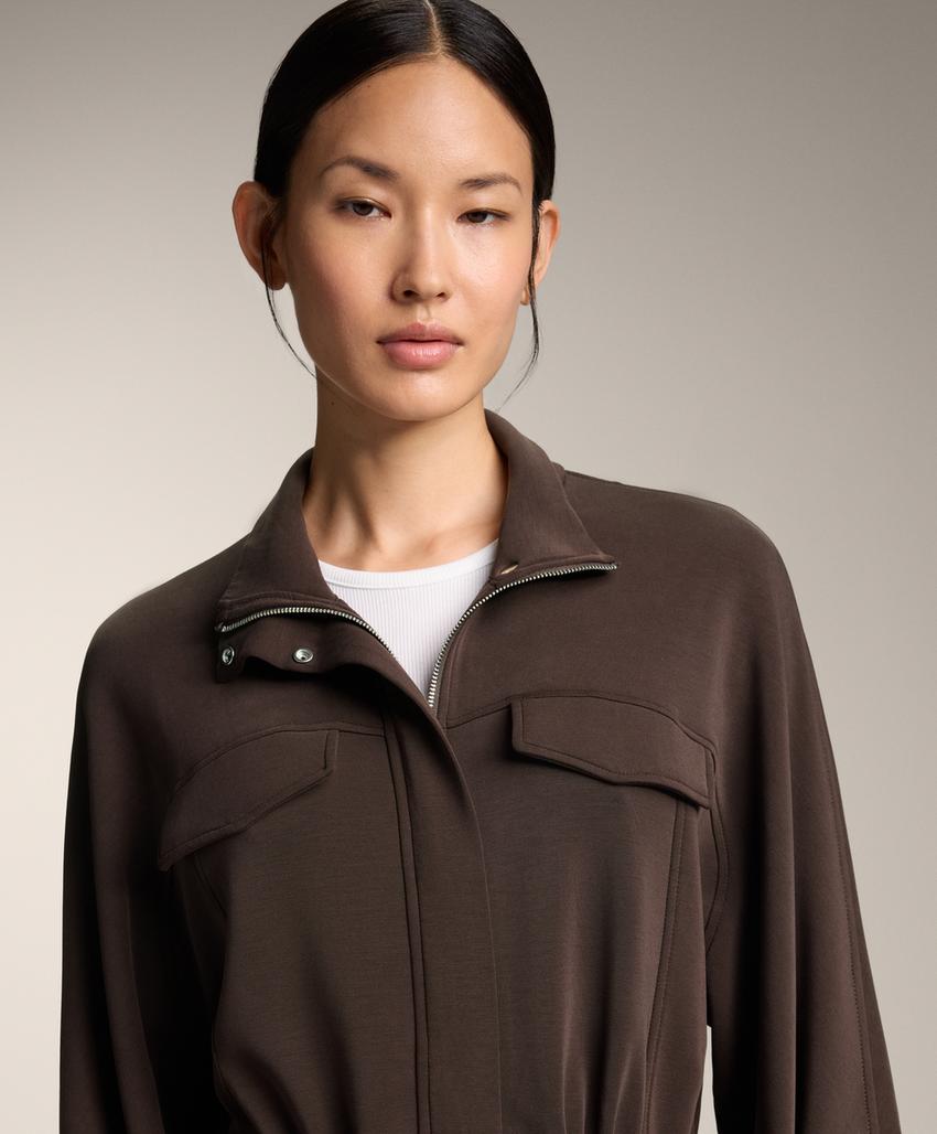 Куртка с карманами и регулируемым поясом из мягкой ткани с модалом