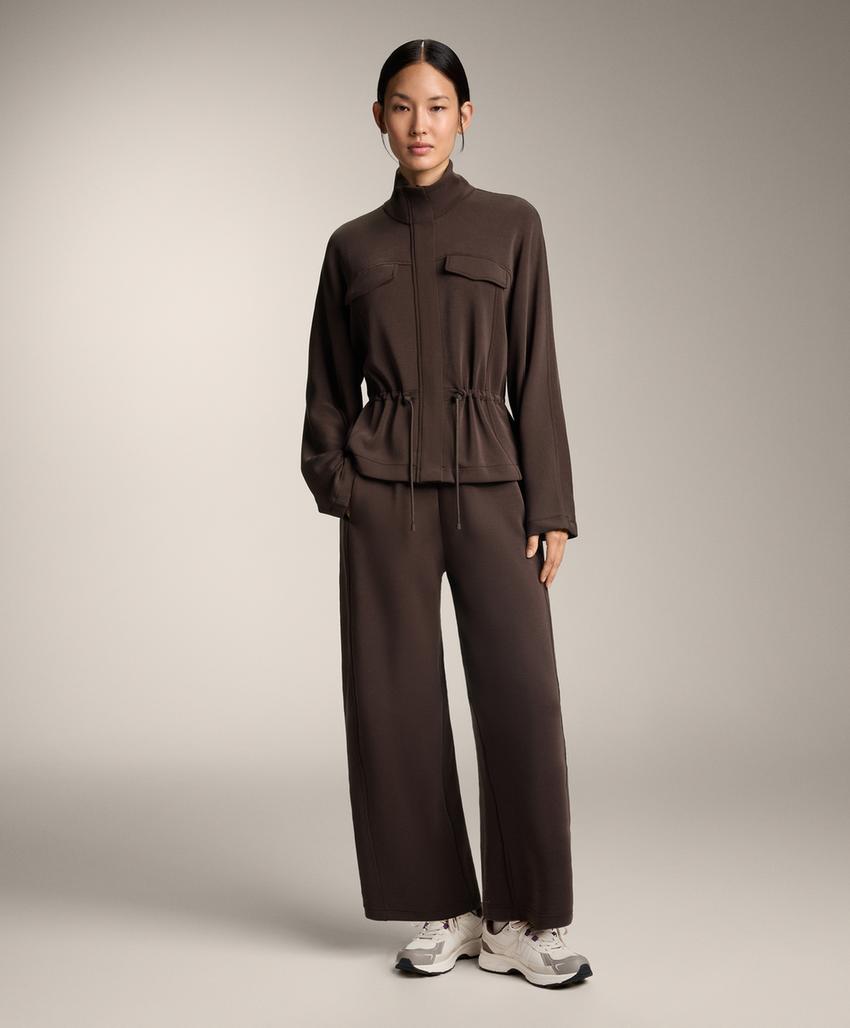 Куртка с карманами и регулируемым поясом из мягкой ткани с модалом