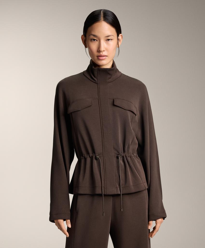 Куртка с карманами и регулируемым поясом из мягкой ткани с модалом