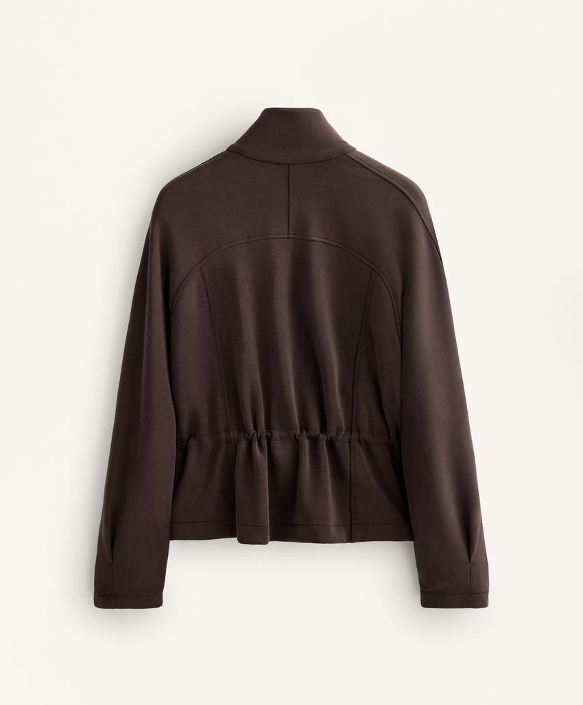 Куртка с карманами и регулируемым поясом из мягкой ткани с модалом