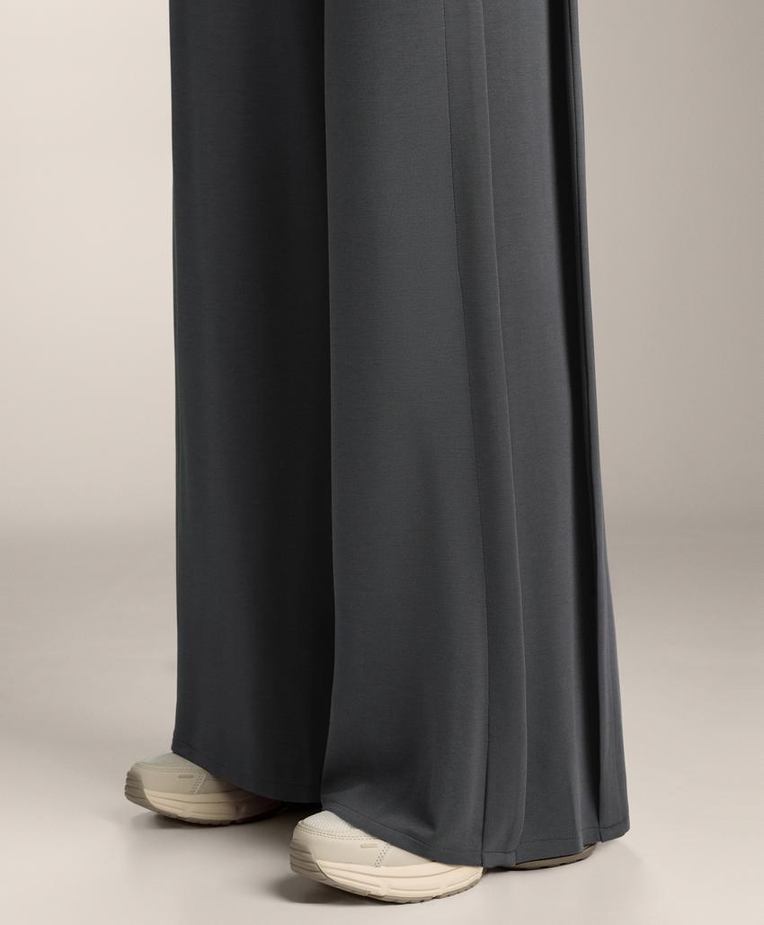 Широкие брюки из модала с мягкой на ощупь тканью и боковой складкой