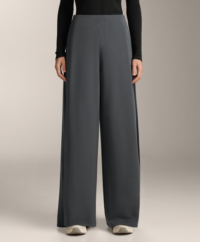 Широкие брюки из модала с мягкой на ощупь тканью и боковой складкой