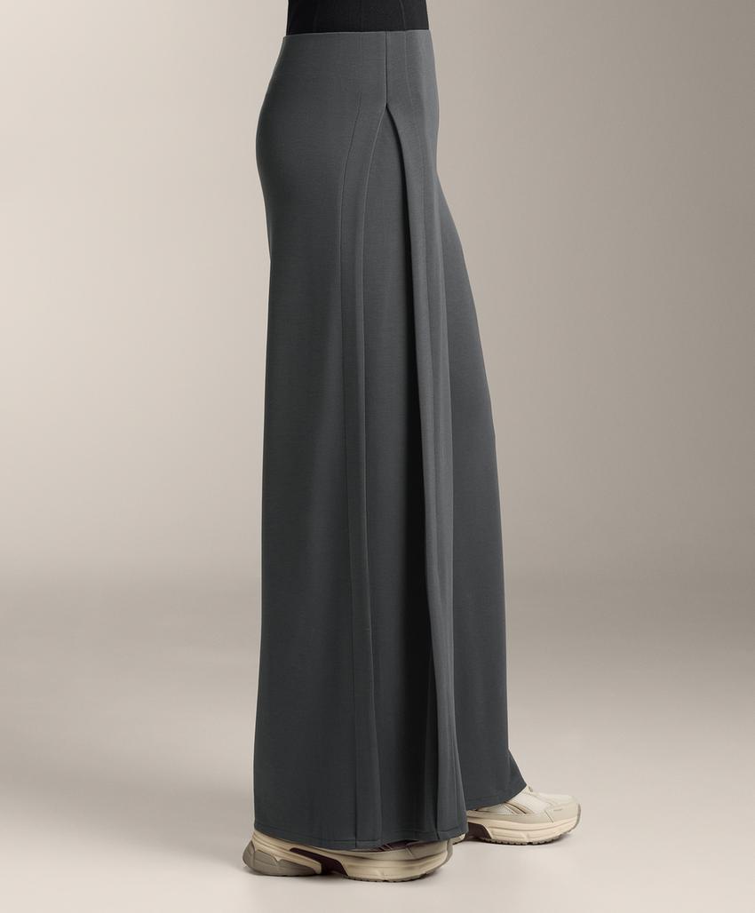 Широкие брюки из модала с мягкой на ощупь тканью и боковой складкой