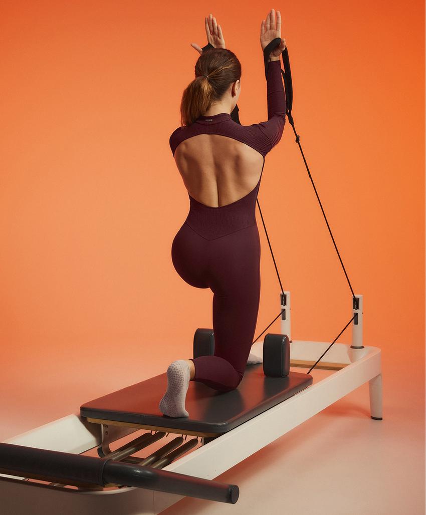 Длинный комбинезон Comfortlux с перекрестными деталями и длинным рукавом