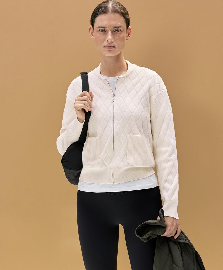 Вязаная куртка с ромбовидной структурой